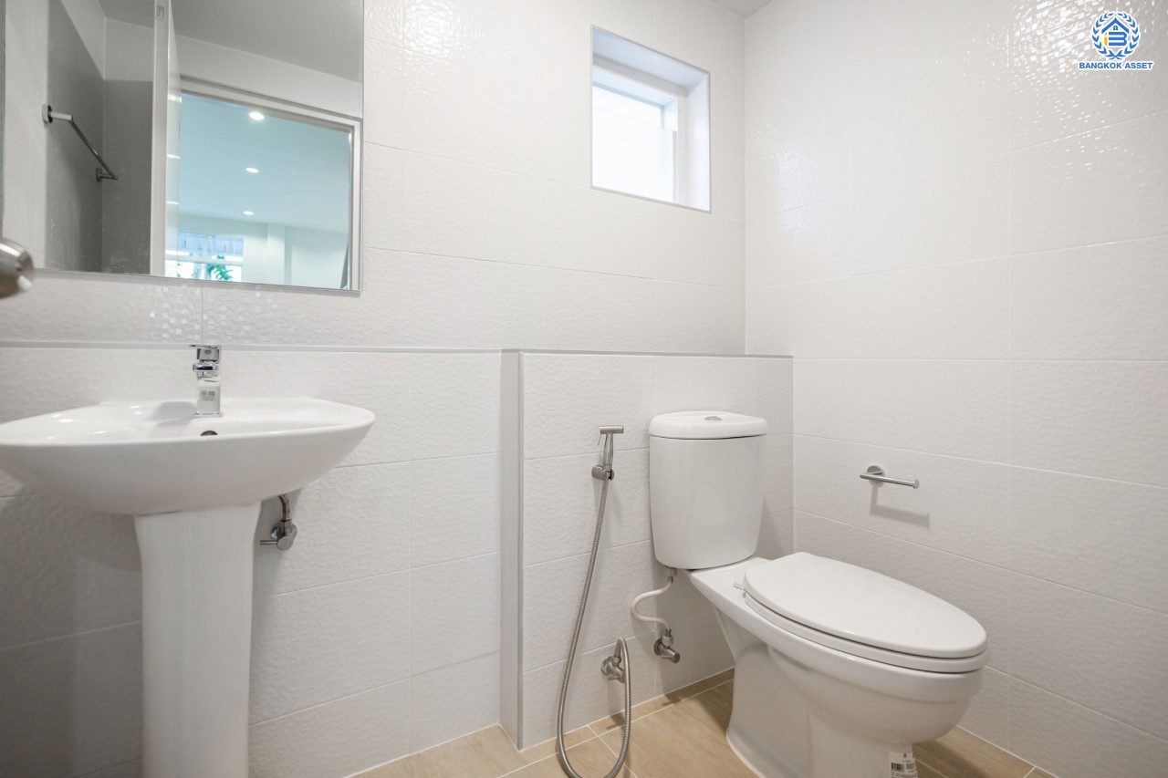 บ้านมือสองตกแต่งใหม่ ม.สิริกานต์3 บางใหญ่-กาญจนาฯ หลังมุม เนื้อที่ 56.8 ตร.ว. ฟังก์ชัน 3 นอน 3 น้ำ จอดรถได้ 2 คัน พื้นที่ใช้สอยกว้างขวาง พร้อมเดินทางสะดวกสบาย ใกล้รถไฟฟ้า "สถานีคลองบางไผ่" และจุดขึ้นทางด่วน "ศรีรัช"